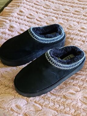 ID Required Black Slip-On Faux Fur Lined Slippers with Blue Trim 7 1/2M